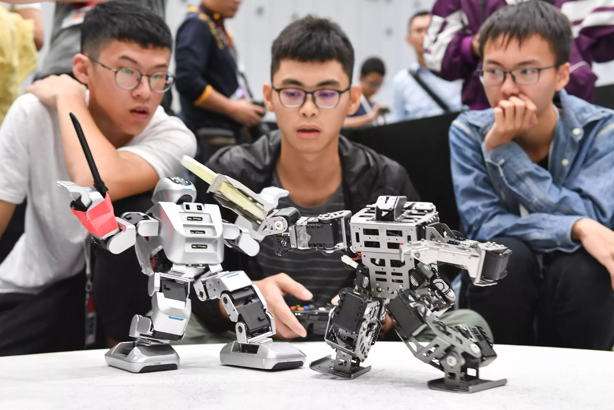 Кинески студенти посматрају борбу робота на 20. Националном такмичењу у роботици и вештачкој интелигенцији, Фошан, 25. октобар 2018. (Фото: Xinhua)