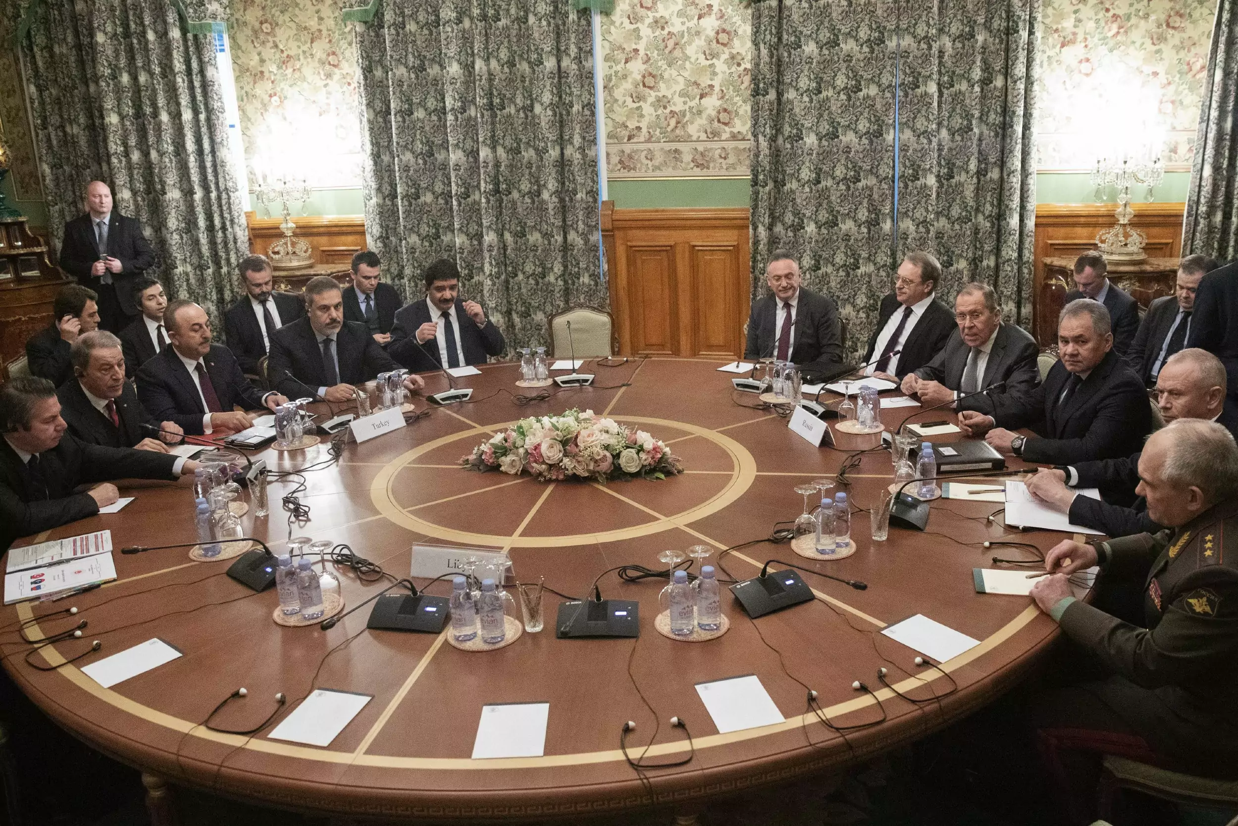 Министри спољних послова и одбране Турске и Русије на састанку у оквиру којег су Москва и Анкара покушале да посредују у разговору између ривалских страна у Либији, Москва, 13. јануар 2020. (Фото: AP Photo/Pavel Golovkin, Pool)