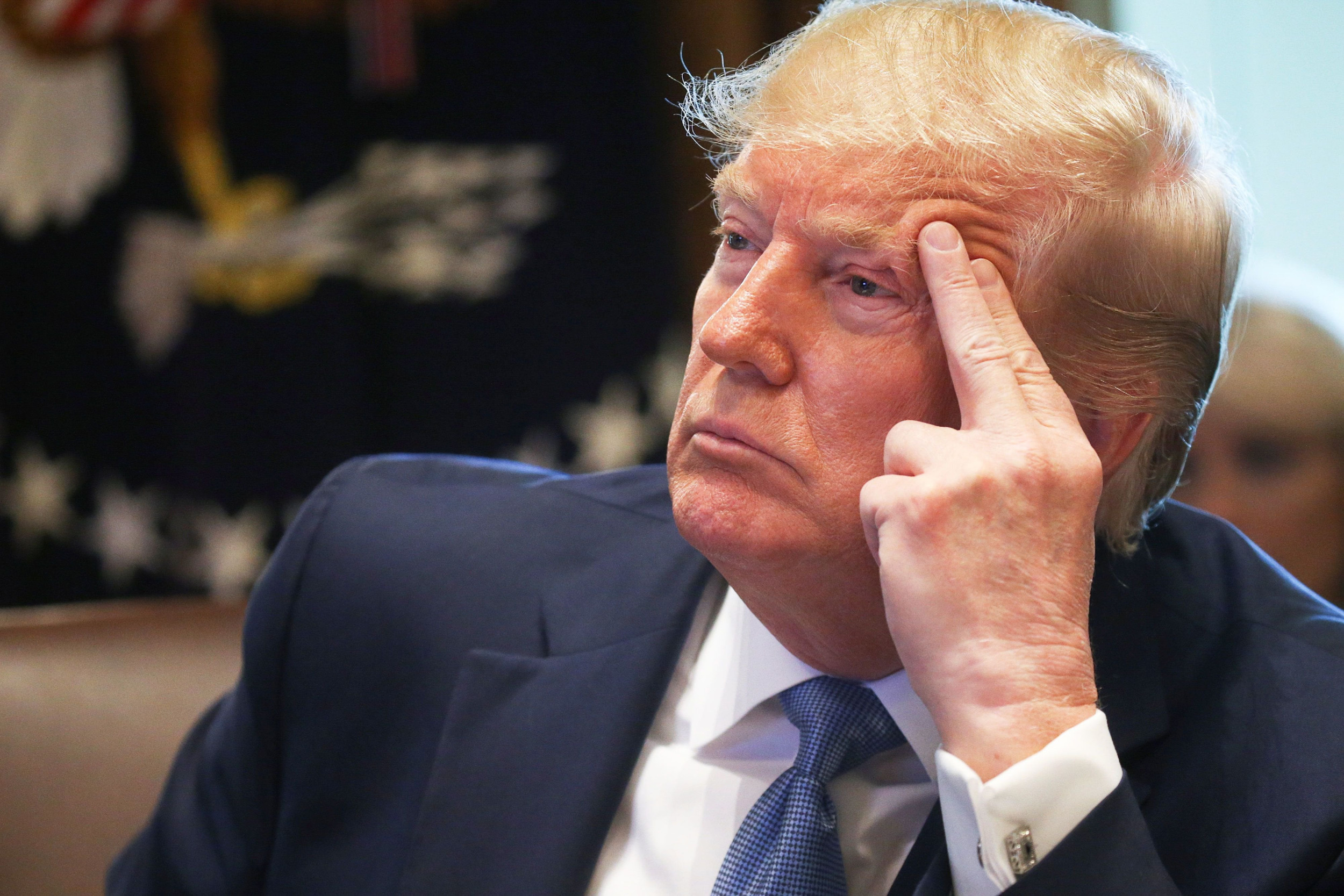 Zamišljeni Donald Tramp u svom kabinetu u Beloj kući (Foto: Reuters/Leah Millis)