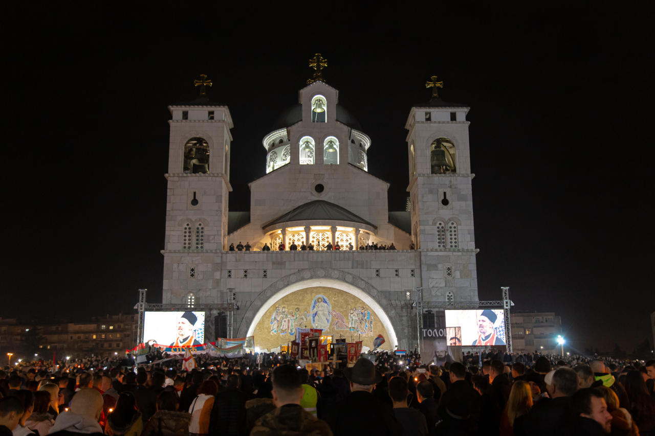 Vernici SPC okupljeni ispred Sabornog hrama Vaskrsenja Hristovog u Podgorici tokom molebana, 02. februar 2020. (Foto: Boris Musić/mitropolija.com)