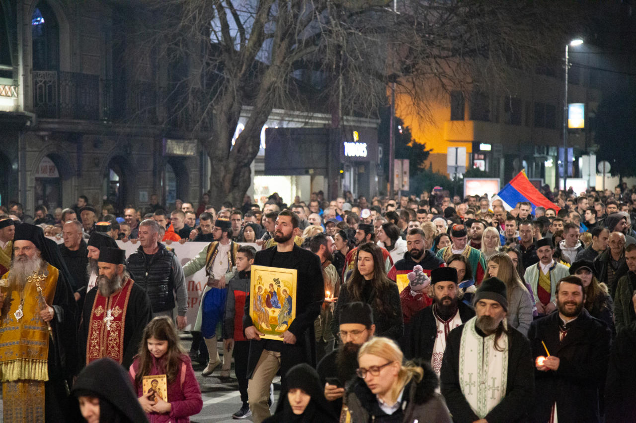 Vladika Teodosije, košarkaš Nikola Mirotić i sveštenstvo SPC predvode litiju u Podgorici, 16. februar 2020. (Foto:  Boris Musić/mitropolija.com)