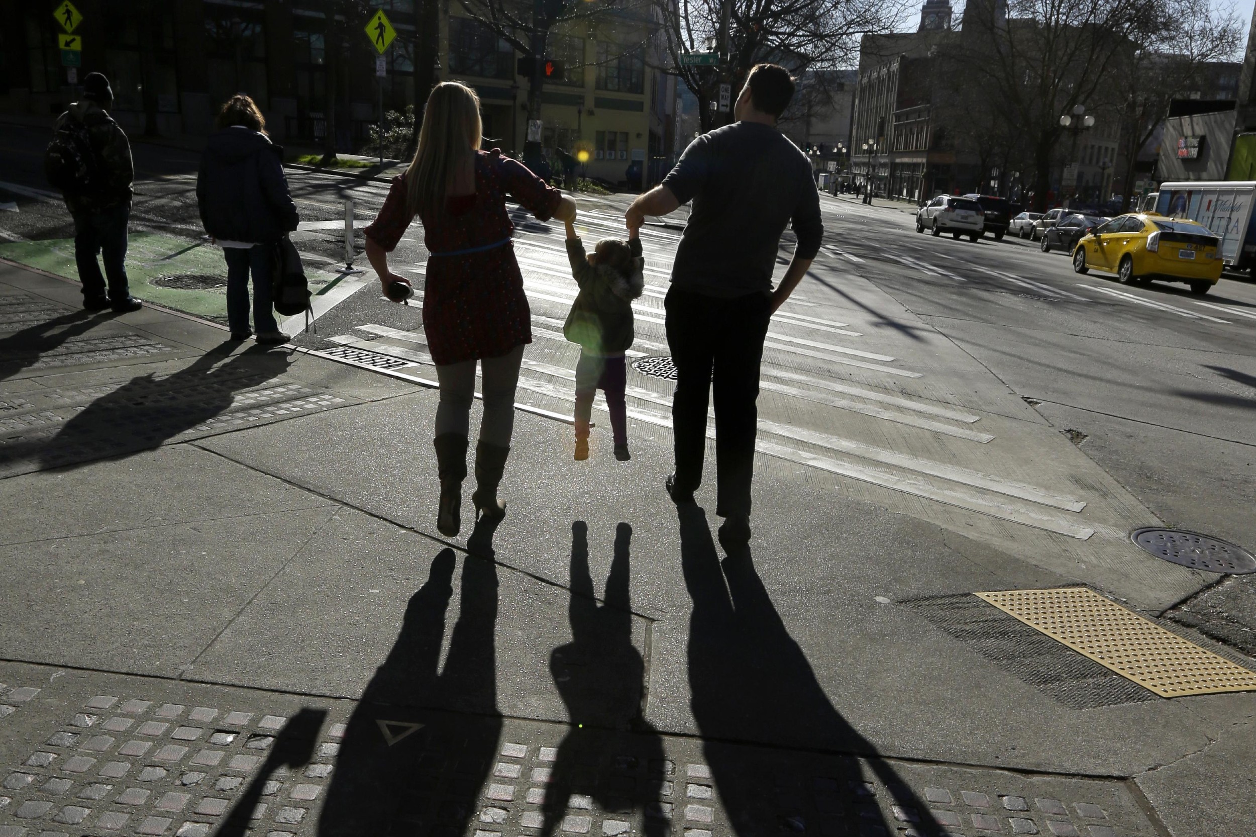 Roditelji u šetnji sa detetom (Foto: Ted S. Warren/AP)