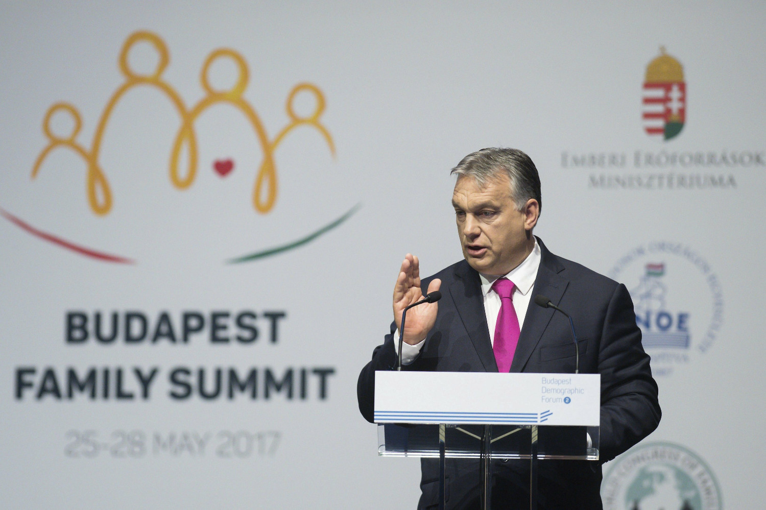 Mađarski premijer Viktor Orban drži govor na Samitu o porodici u okviru Demografskog foruma u Budimpešti, 25. maj 2017. (Foto: Szilard Koszticsak/MTI via AP)