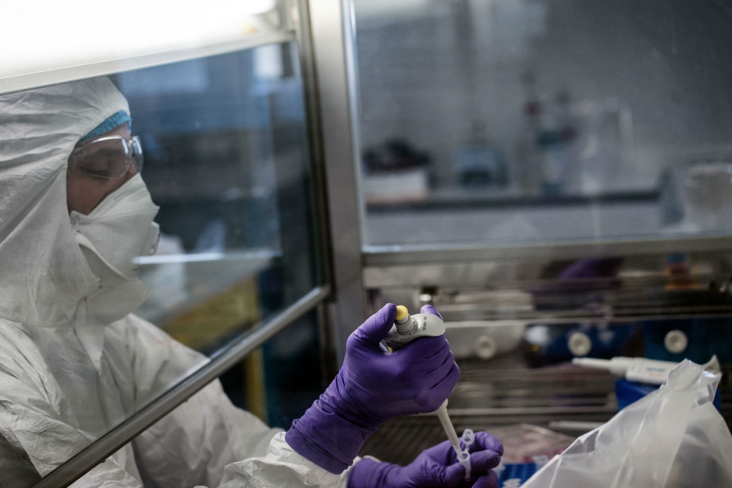  Naučnik radi u univerzitetskoj laboratoriji VirPath u Lionu na otkrivanju vakcine protiv virusa COVID-19, 05. februar 2020. (Foto: Jeff Pachoud/AFP via Getty Images)