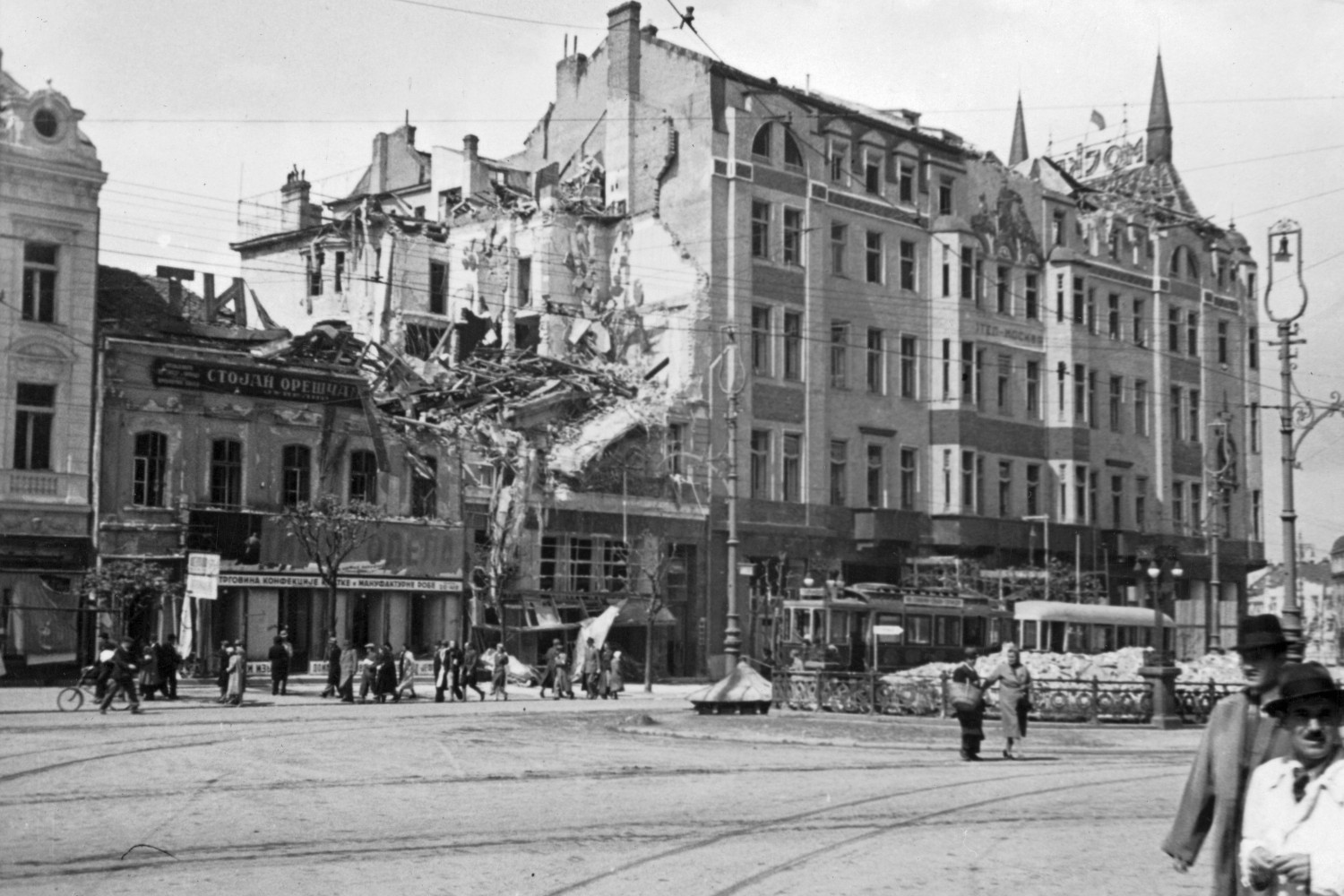Građani prolaze Terazijama u blizini pogođenog hotela Moskva tokom nemačke okupacije, 1941. (Foto: FORTEPAN/Martin Djemil)
