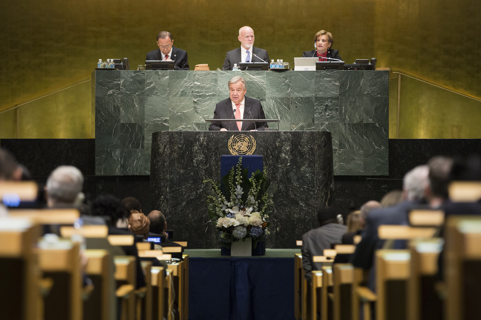 Generalni sekretar UN-a Antonio Guteres drži govor tokom sednice Generalne skupštine, decembar 2016. (Foto: UN/Manuel Elias)