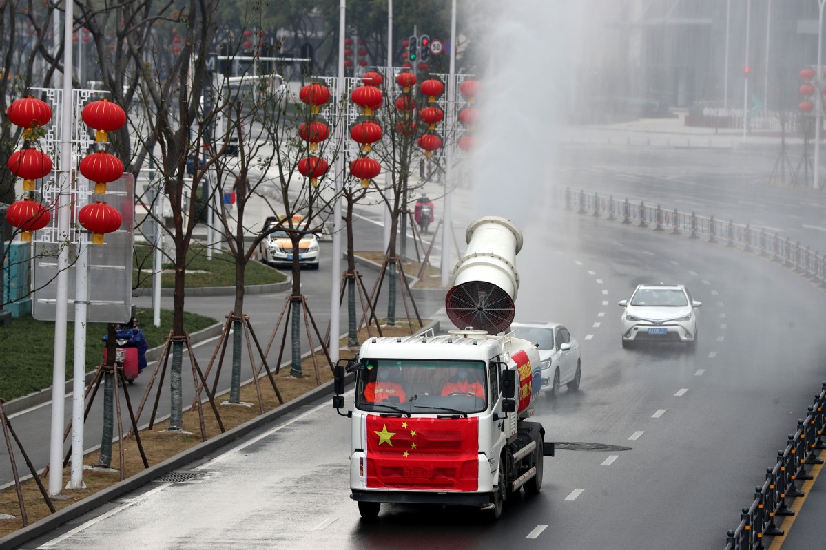 Kamion sa raspršivačem vrši dezinfekciju ulica Vuhana, 10. februar 2020. (Foto: Zhu Xingxin/chinadaily.com.cn)