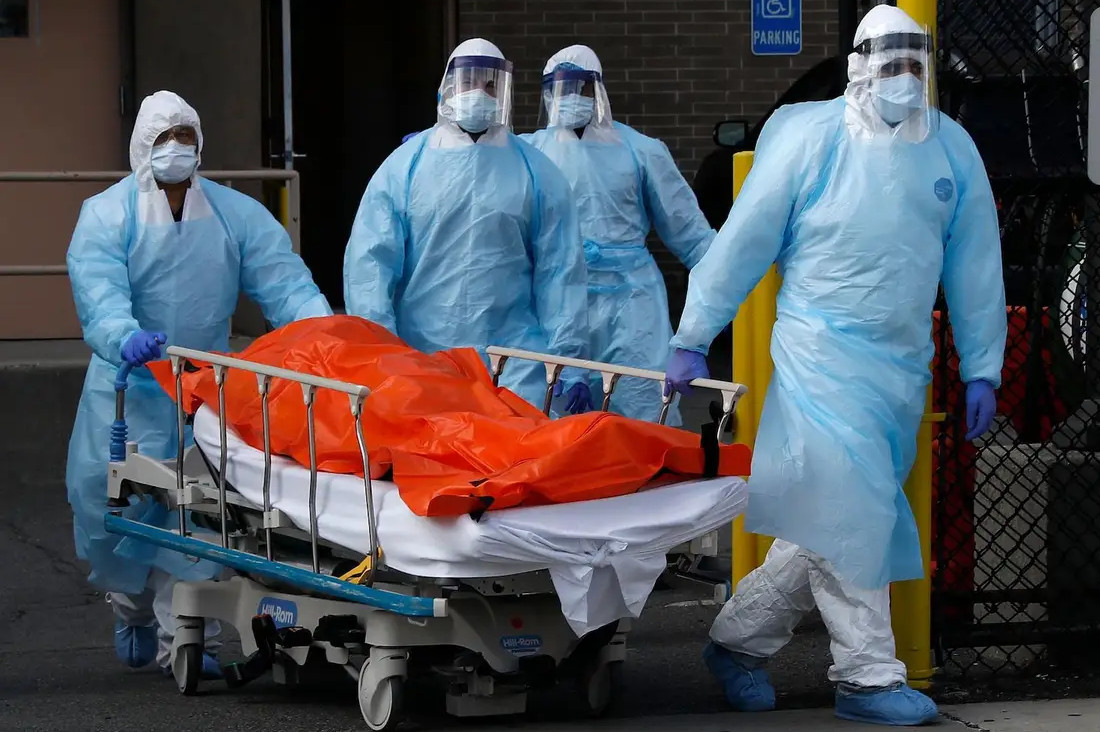 Medicinski radnici u zaštitnim odelima prevoze preminulog od virusa COVID-19, Njujork, 02. april 2020. (Foto: REUTERS/Brendan Mcdermid)