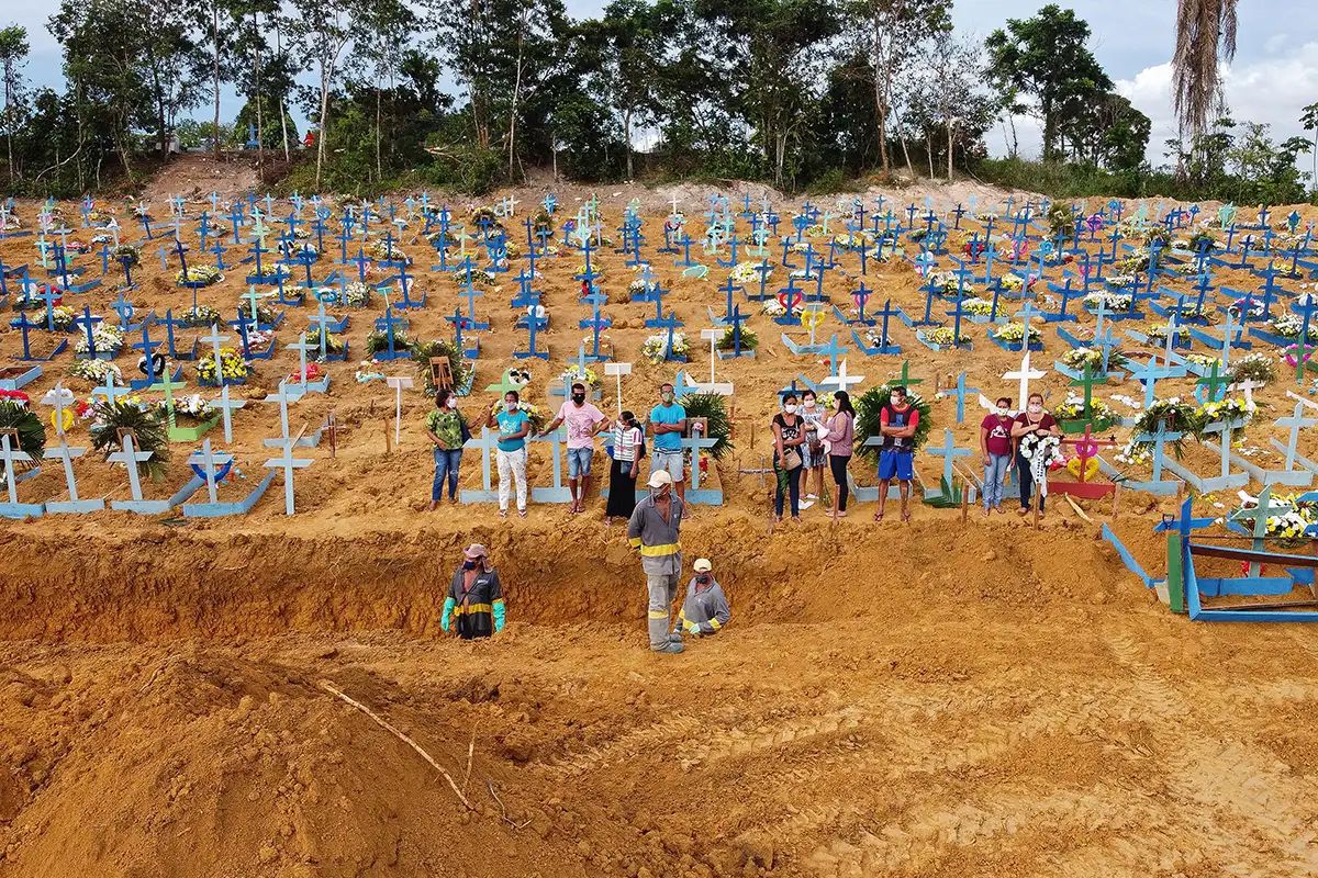 Masovna grobnica za preminule od virusa COVID-19 u Manausu, Brazil (Foto: Michael Dantas/Afp Via Getty Images)
