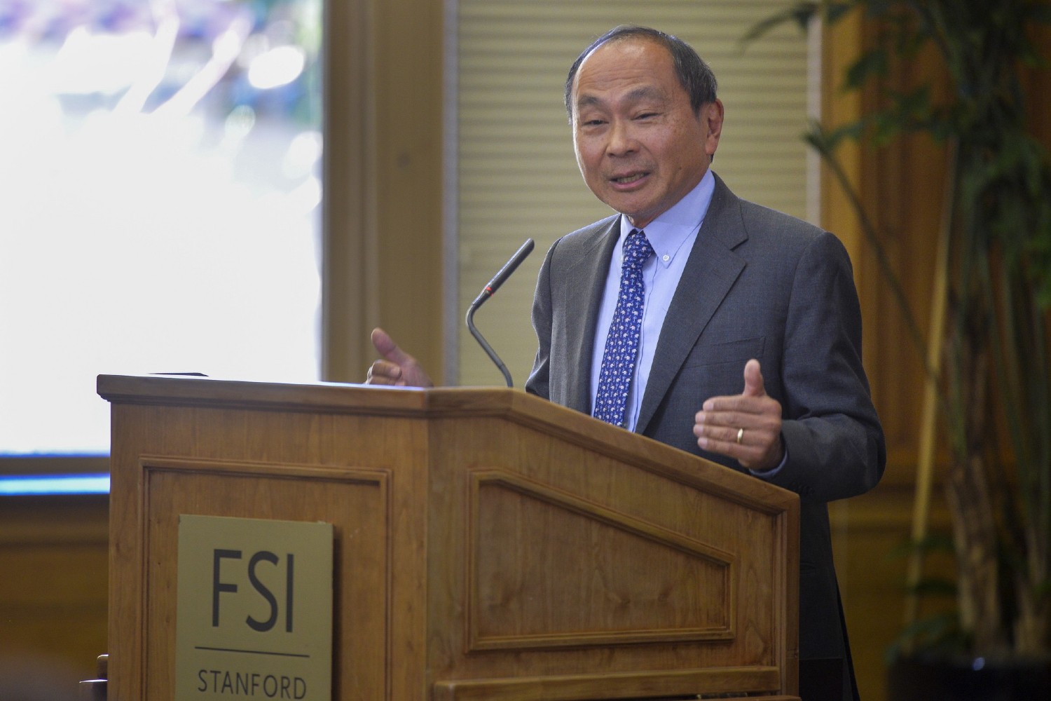 Profesor Fransis Fukujama drži predavanje na Institutu „Frimen Spogli“ na Stenford univerzitetu (Foto: mondaynote.com)