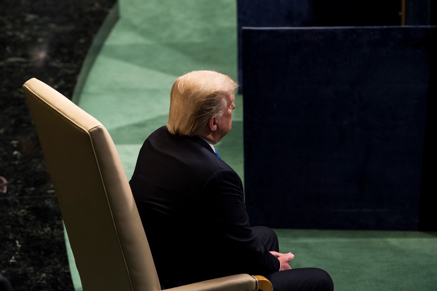 Američki predsednik Donald Tramp sedi na stolici neposredno pre obraćanja Generalnoj skupštini Ujedinjenih nacija, 19. septembar 2017. (Foto: UN Photo/Kim Haughton)