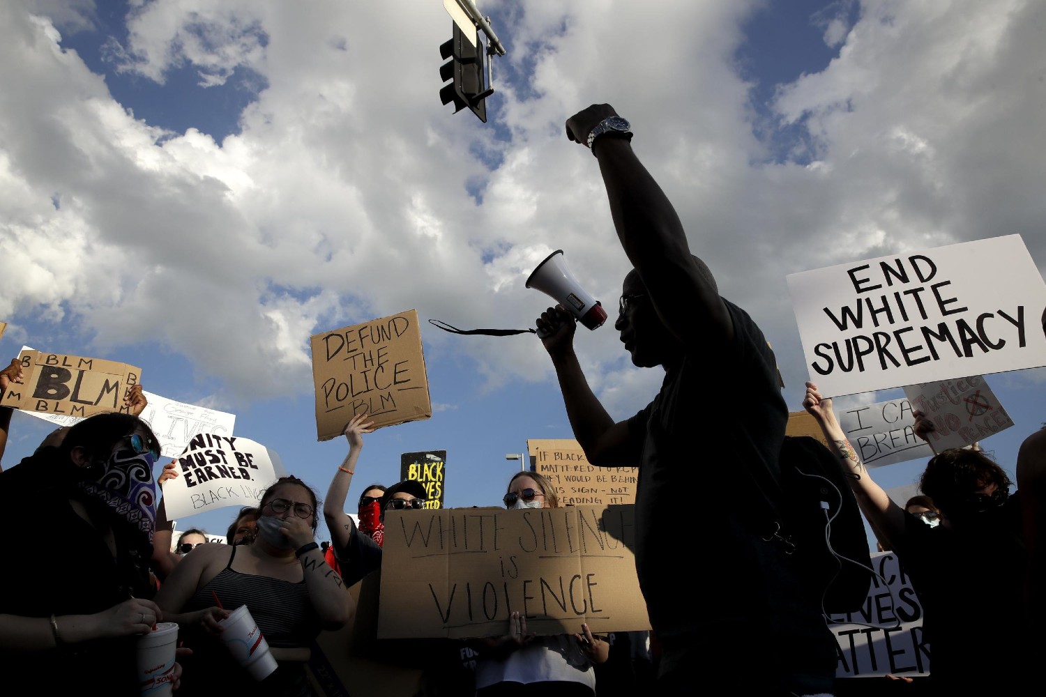 Demonstranti sa transparentima protiv bele suprematije i rasizma tokom protesta zbog ubistva Džordža Flojda, Kanzas Siti, 03. jun 2020. (Foto: AP Photo/Charlie Riedel)