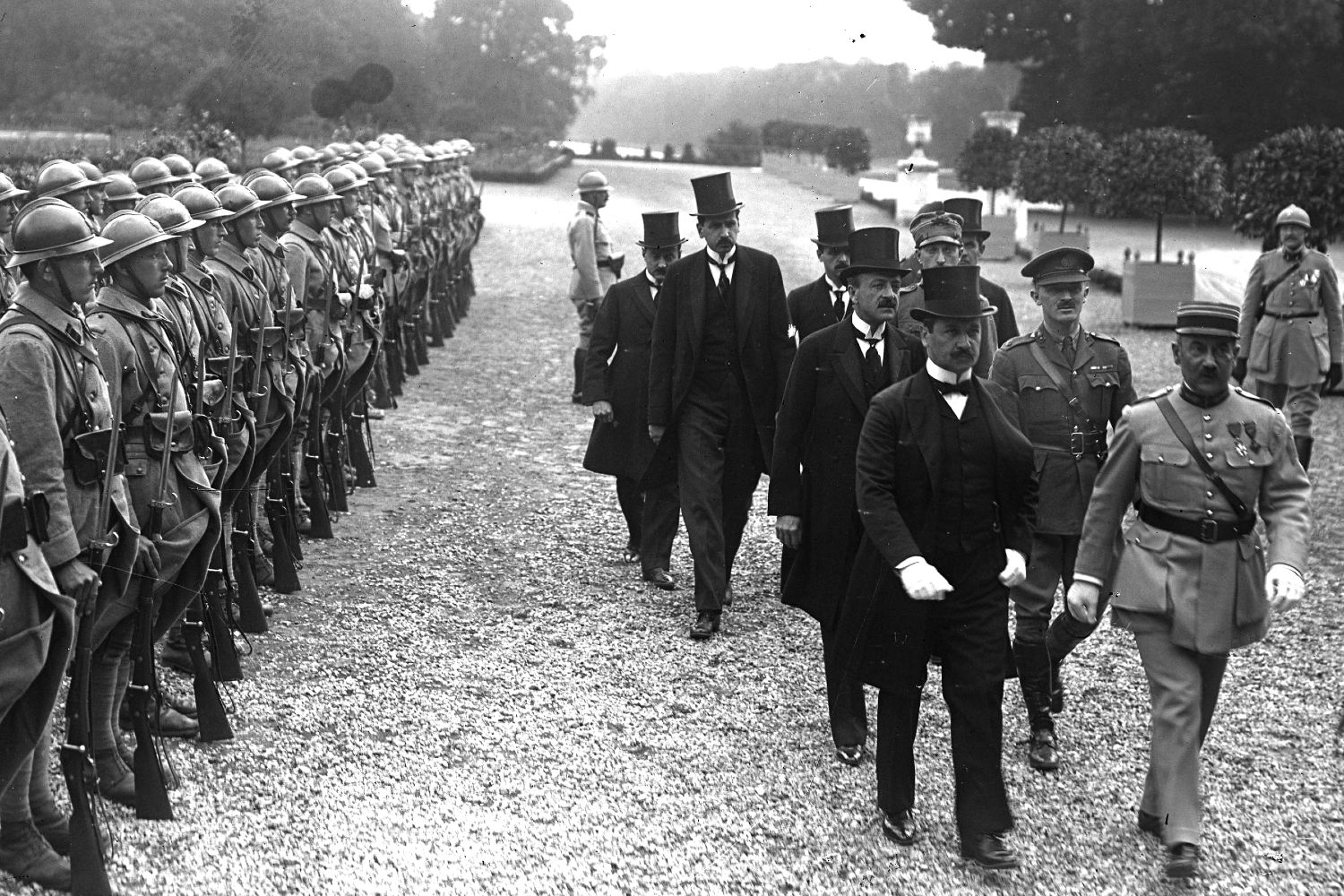 Članovi mađarske delegacije dolaze na potpisivanje Trijanonskog sporazuma u palatu Grand Trijanon u Versaju, 04. jun 1920. (Foto: Agence Rol/Wikimedia)