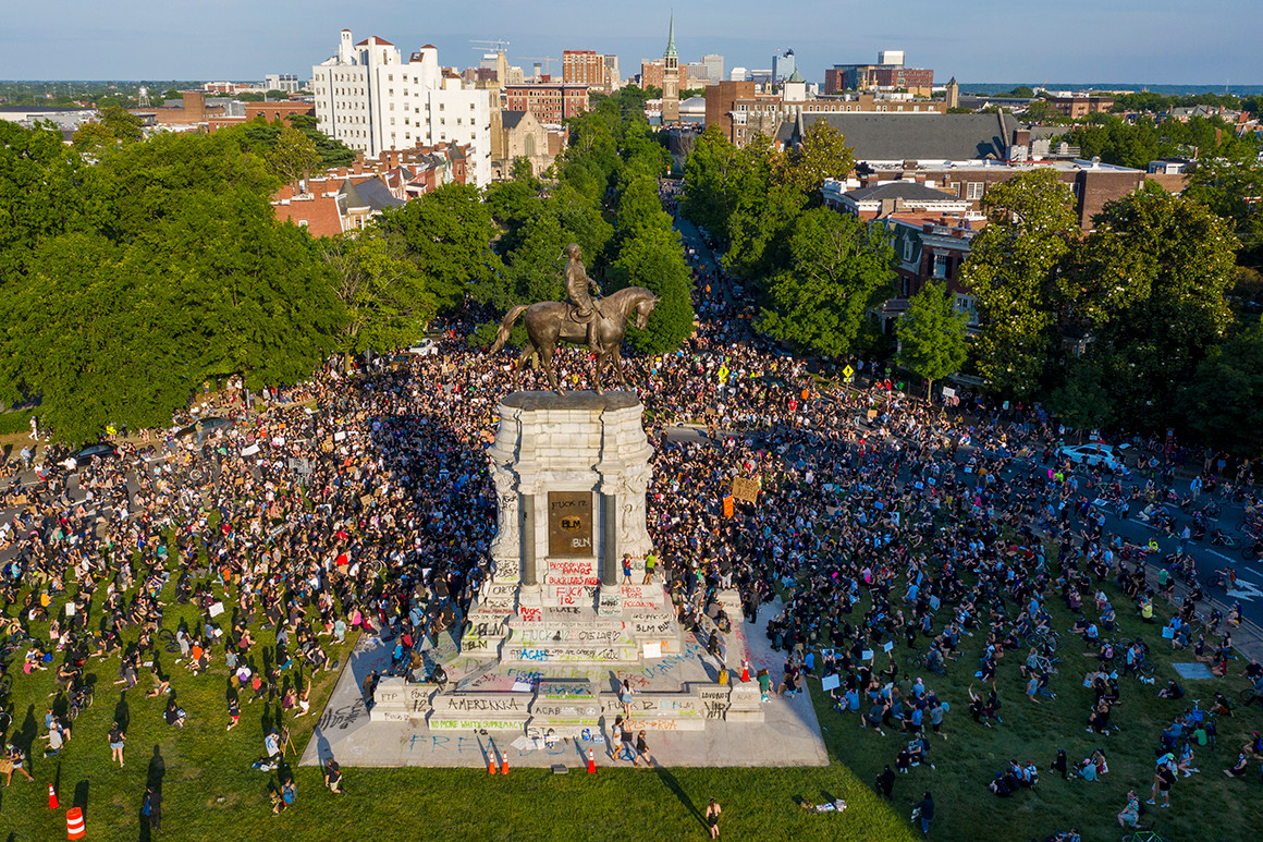 Velika grupa demonstranta okupljena oko statue generala Lija u Ričmondu, Virdžinija (Foto: Steve Helber/AP Photo)