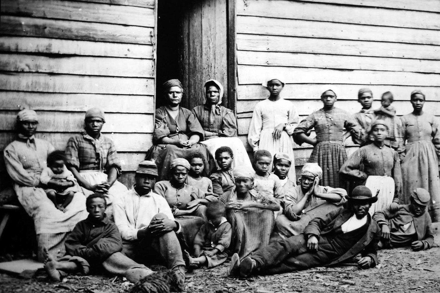 Afrički robovi ispred kuće u Arlingtonu, Virdžinija, sredinom 1860-ih (Foto: Hulton Archive/Getty Images)