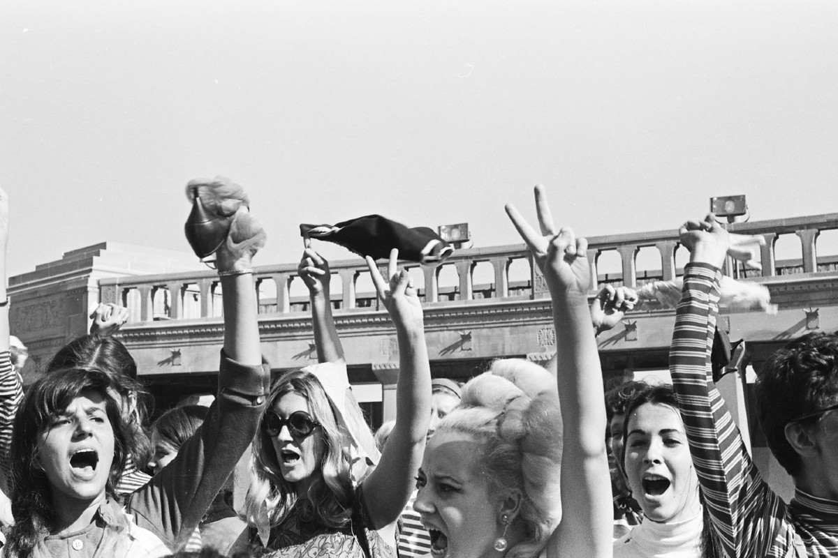 Žene bacaju svoje odevne predmete tokom jednog protesta 1968. godine (Foto: Bev Grant/Getty Images)