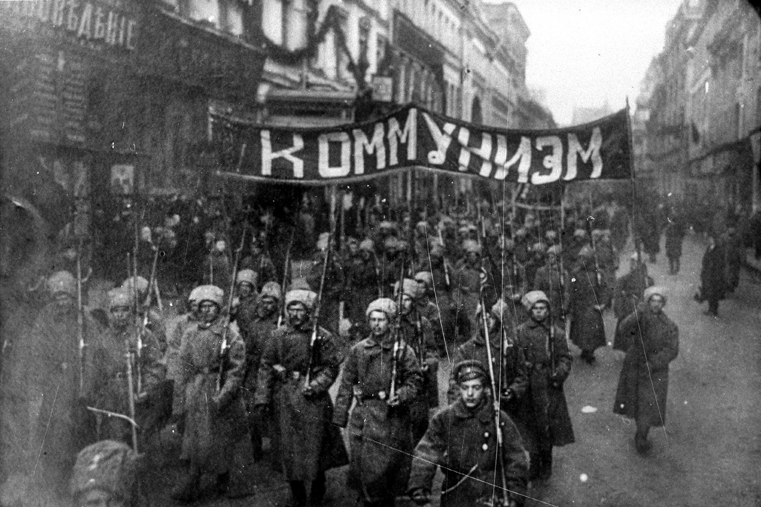 Naoružani boljševici nose transparent na kome piše Komunizam kroz Nikolsku ulicu u Moskvi, oktobar 1917. (Foto: english.radio.cz/Wikimedia/Underlying lk)