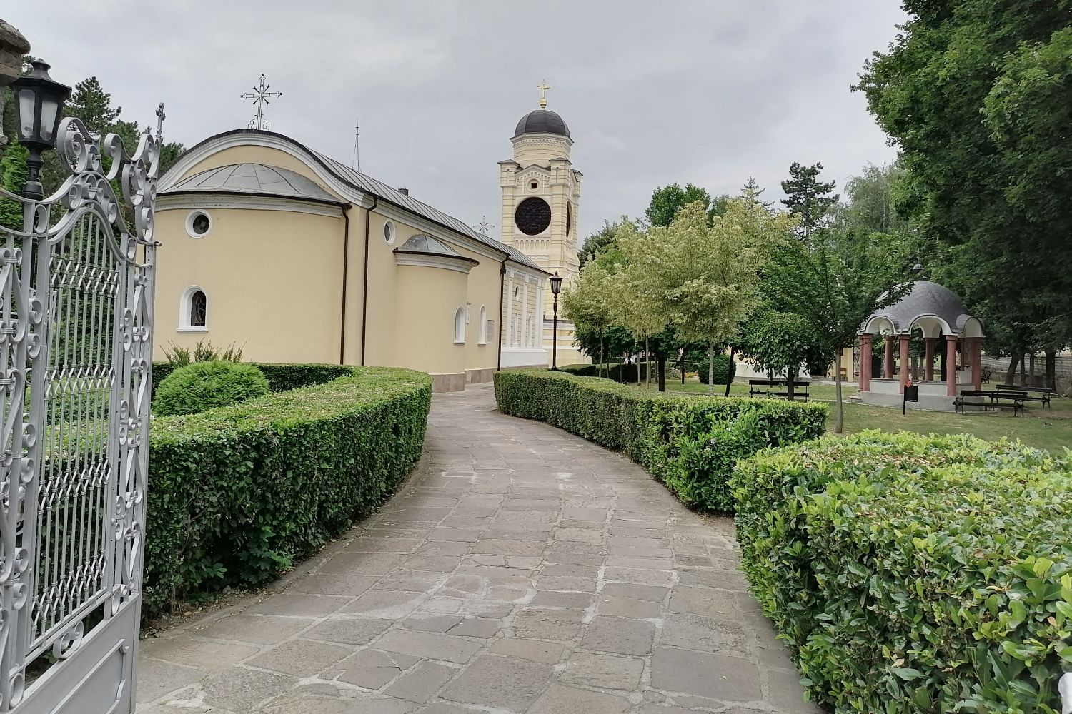 Ulaz u dvorište Stare crkve u Kragujevcu (Foto: Radomir Jovanović/Novi Standard)