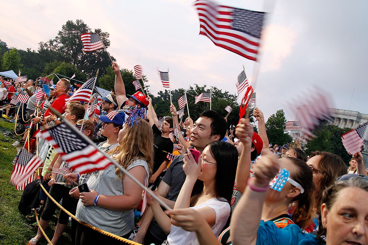Građani sa američkim zastavama tokom proslave Dana nezavisnosti ispred Kapitola, Vašington, 04. jul 2015. (Foto: Paul Morigi/Getty Images for Capitol Concerts)