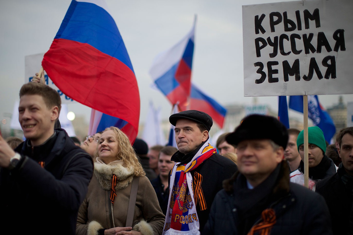 Путинове присталице на Црвеном тргу са руским заставама и транспарентом на коме пише „Крим је руска земља“, Москва, 07. март 2014. (Фото: AP Photo/Alexander Zemlianichenko)