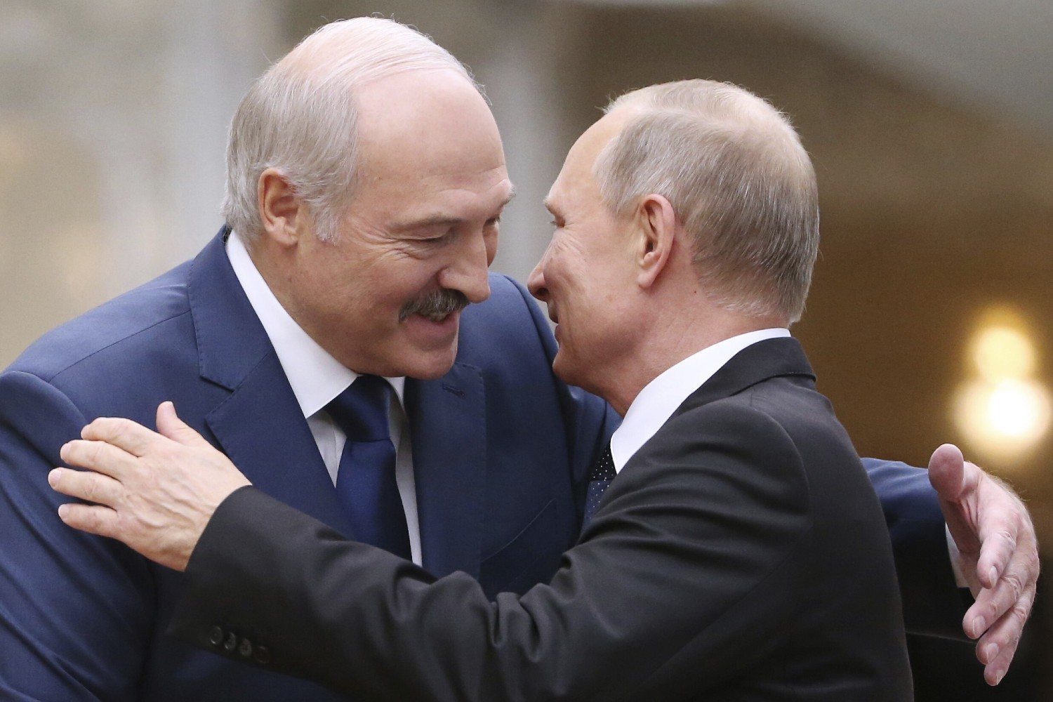 Beloruski predsednik Aleksandar Lukašenko dočekuje ruskog predsednika Vladmira Putina tokom samita Organizacije dogovora o kolektivnoj bezbednosti (ODKB), Minsk, 30. novembar 2017. (Foto: AP Photo/Tatyana Zenkovich)