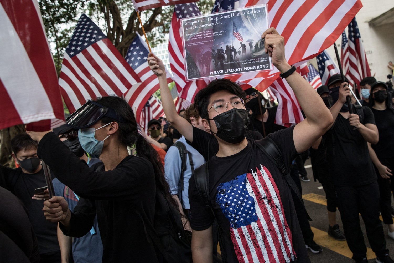 Proamerički nastrojeni demonstranti tokom protesta u Hongkongu sa američkim zastavama i plakatima za pomoć Honkgongu (Foto: Chris McGrath/Getty Images)