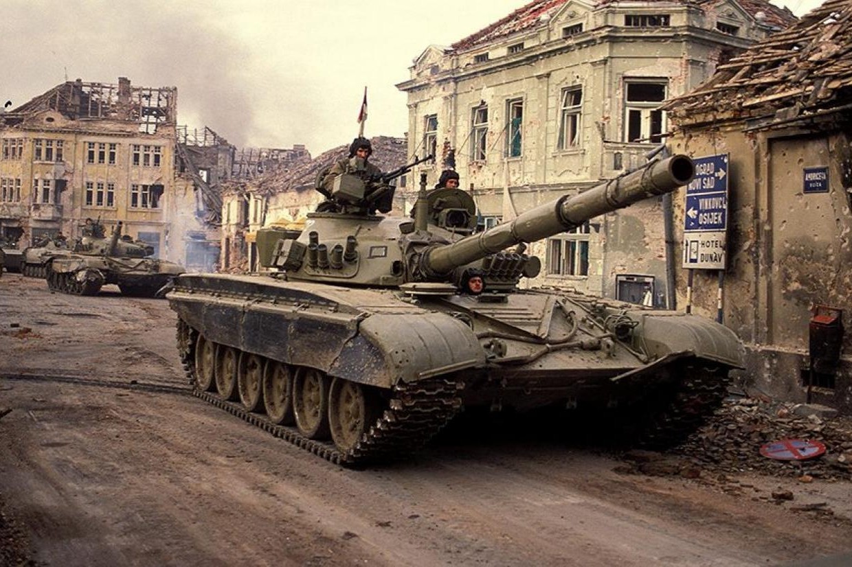 Tenkovi JNA tokom bitke za Vukovar 1991. (Foto: Art Zamur/Gamma-Rapho via Getty Images)
