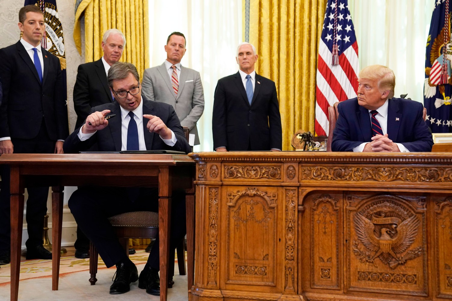 Predsednik Srbije Aleksandar Vučić tokom potpisivanja sporazuma u Beloj kući, Vašington, 04. septembar 2020. (Foto: AP Photo/Evan Vucci)
