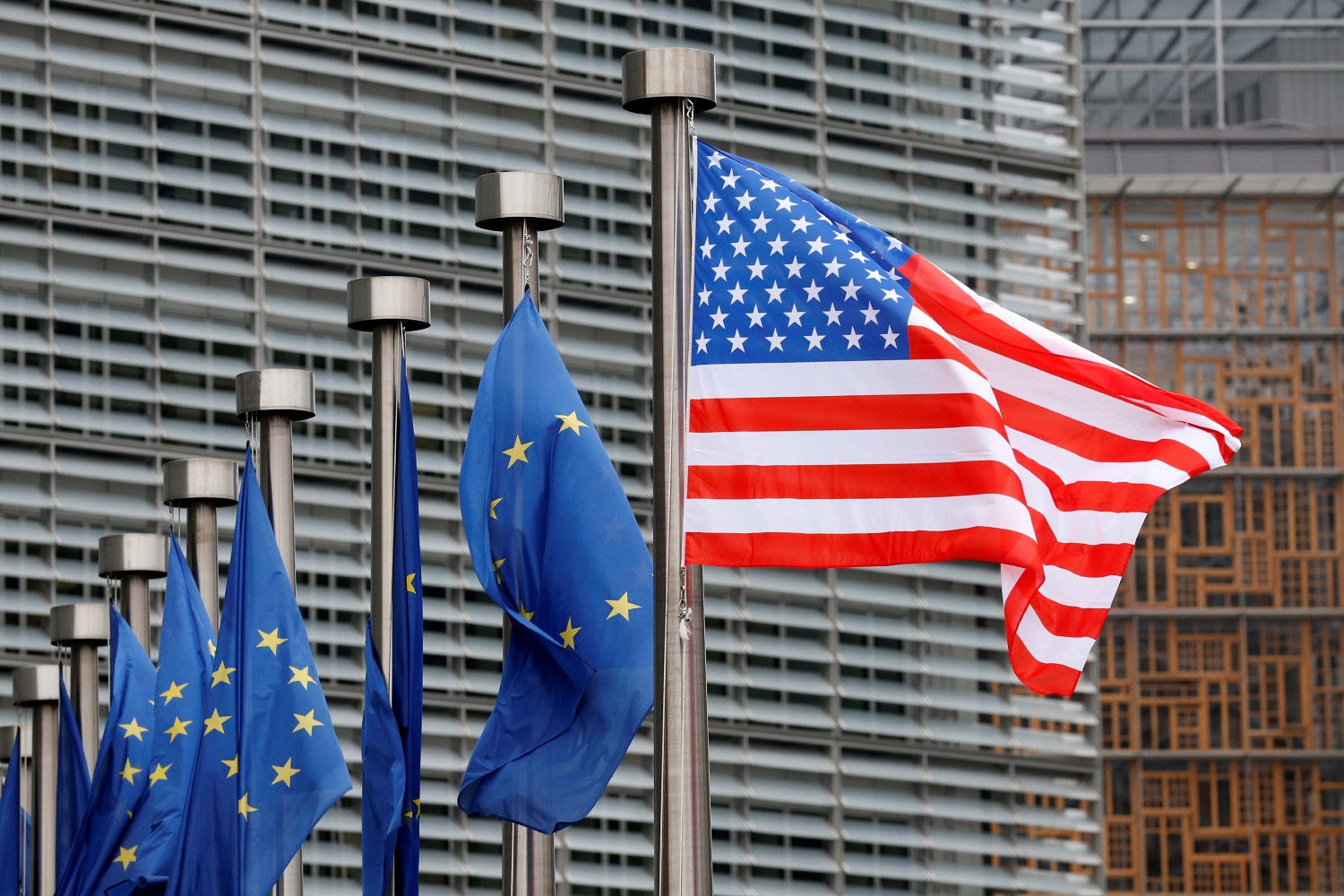 Zastave Evropske unije i Sjedinjenih Američkih Država ispred sedišta Evropske komisije u Briselu (Foto: Reuters/Francois Lenoir)
