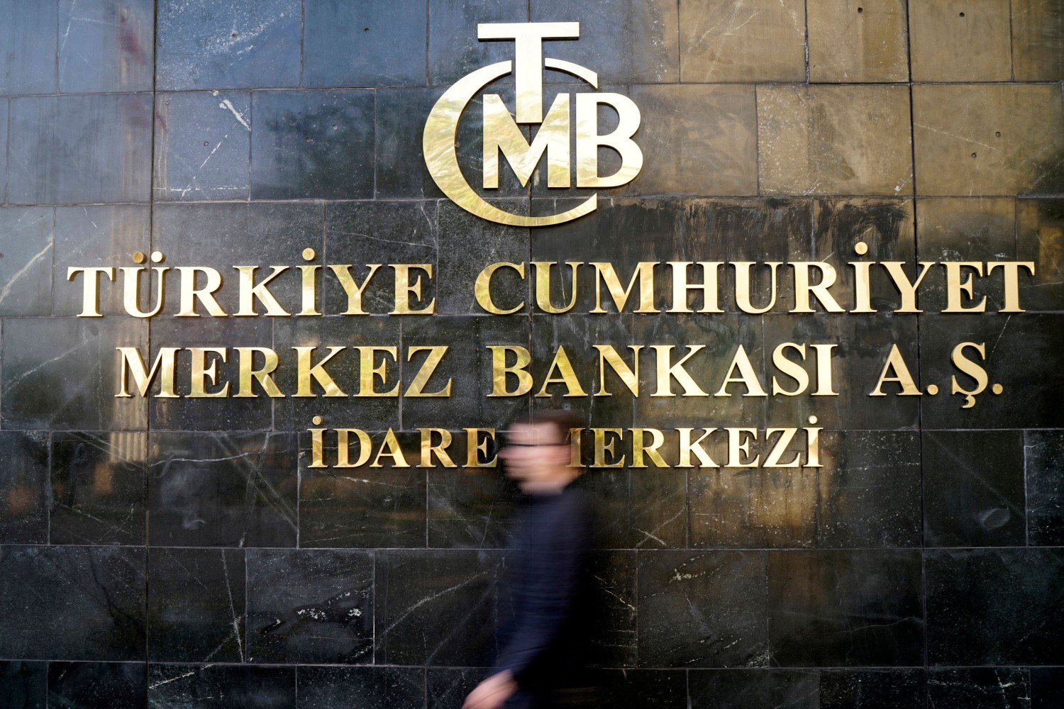 Čovek prolazi pored sedišta turske Centralne banke u Ankari (Foto: Reuters/Umit Bektas)