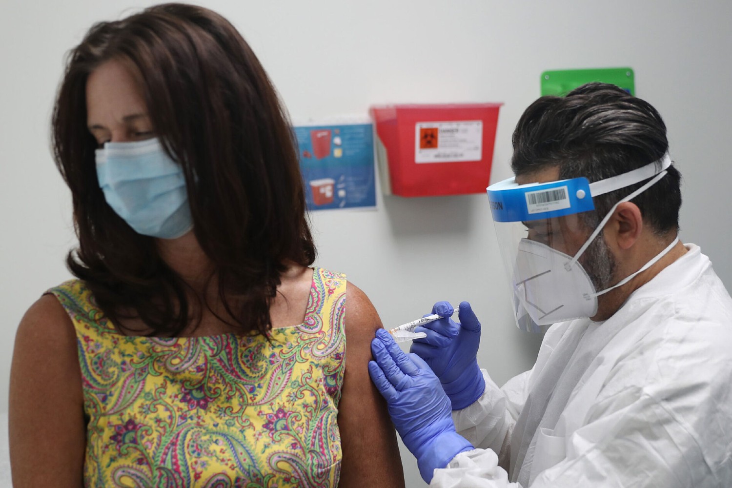 Žena dobrovoljac prima vakcinu protiv virusa COVID-19 u okviru programa Operation Warp Speed (Foto: Joe Raedle/Getty Images)