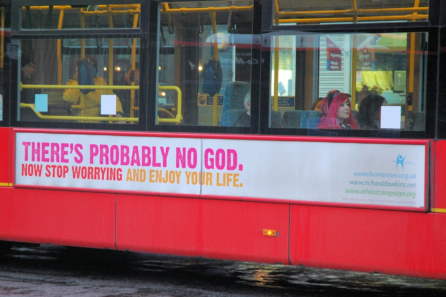 Reklamni natpis „Verovatno nema Boga. Sada, prekinite da brinete i uživajte u svom životu“ viđen na autobusu u Velikoj Britaniji u sklopu jedne kampanje ateista 2009. godine (Foto: Rex Features)