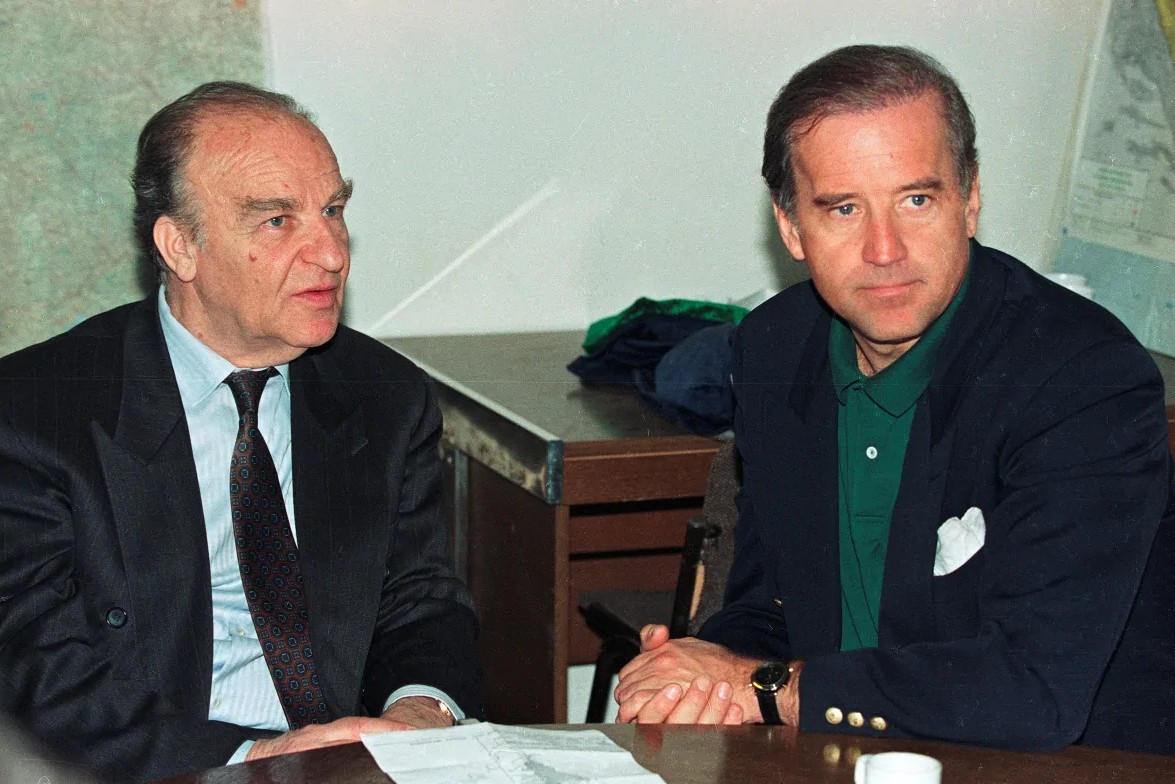 Tadašnji američki senator Džo Bajden tokom razgovora sa predsednikom Predsedništva SR BiH Alijom Izetbegovićem, Sarajevo, 09. april 1993. (Foto: Chris Helgren/Reuters)