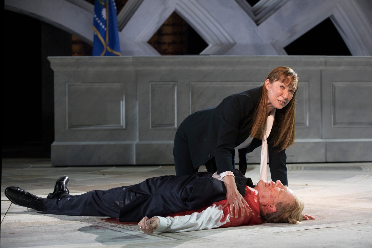 Kontroverzna scena iz predstave „Julijus Cezar“ tokom izvedbe u Njujorku (Foto: Sara Krulwich/The New York Times)