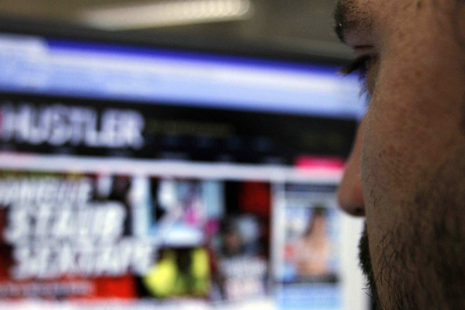 Čovek pretražuje sajt sa porgnografskim sadržajem (Foto: Virginia Mayo/AP Photo)