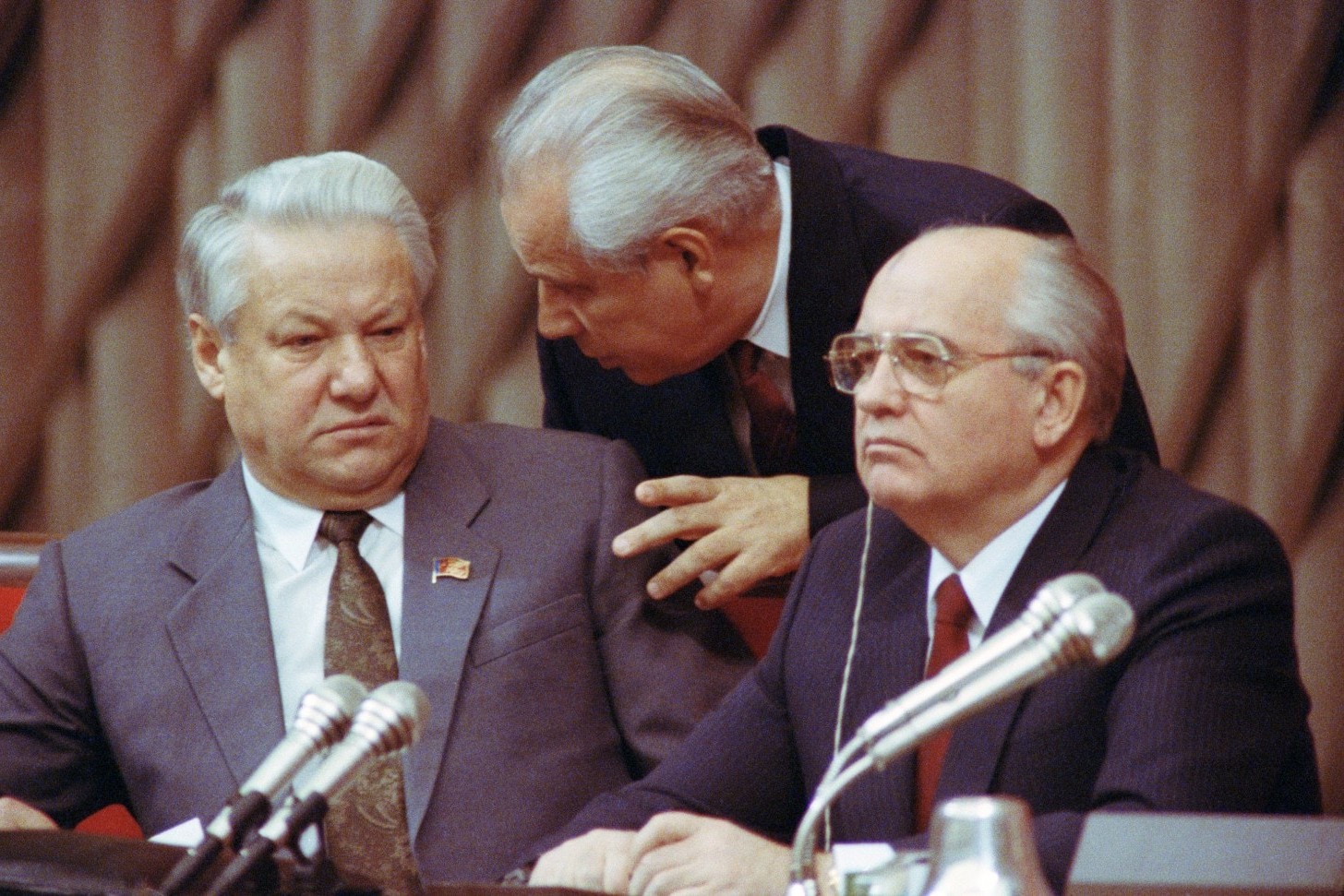 Predsednik Vrhovnog sovjeta Sovjetskog Saveza Anatolij Lukjanov u razgovoru sa Borisom Jeljcinom u prisustvu Mihaila Gorbačova u Kremlju, Moskva, 1990. (Foto: Boris Yurchenko/AP Photo)