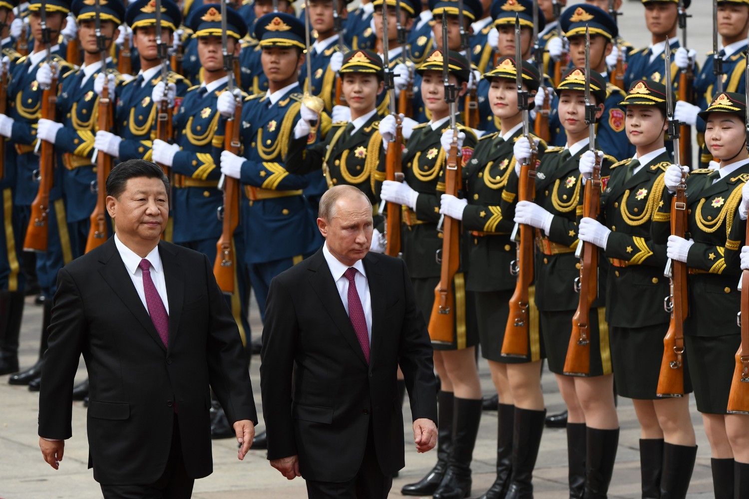 Predsednik Kine Si Đinping i predsednik Rusije Vladimir Putin tokom prolaska pored počasne kineske garde, Peking, 2018. (Foto: Greg Baker/AFP/Getty Images)