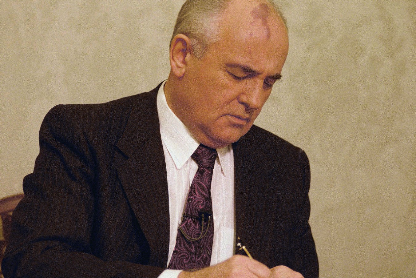 Poslednji lider Sovjetskog Saveza Mihail Gorbačov tokom potpisavanja ukaza o davanju kontrole nad nuklearnim oružjem Borisu Jeljcinu u Kremlju, Moskva, 25. decembar 1991. (Foto: AP Photo)