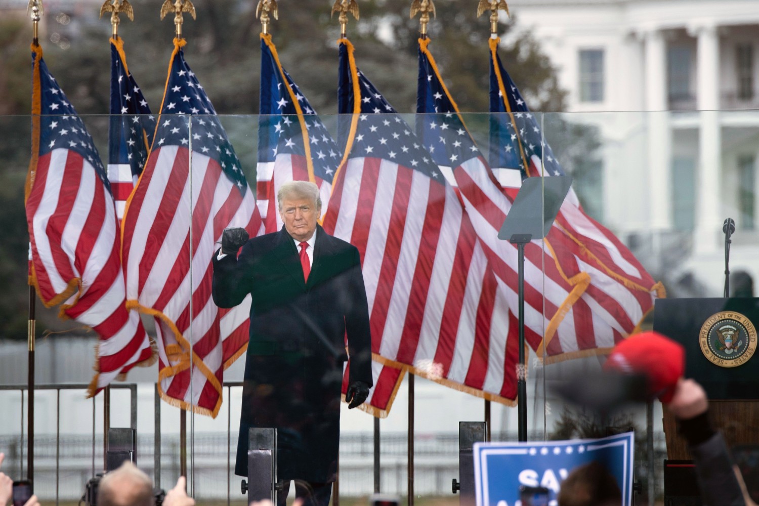 Američki predsednik Donald Tramp pozdravlja svoje pristalice tokom mitinga ispred Kapitola, Vašington, 06. januar 2021. (Foto: Brendan Smialowski/AFP via Getty Images)