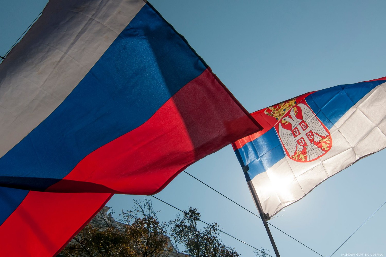 Zastave Rusije i Srbije (Foto: Ministarstvo odbrane Republike Srbije)