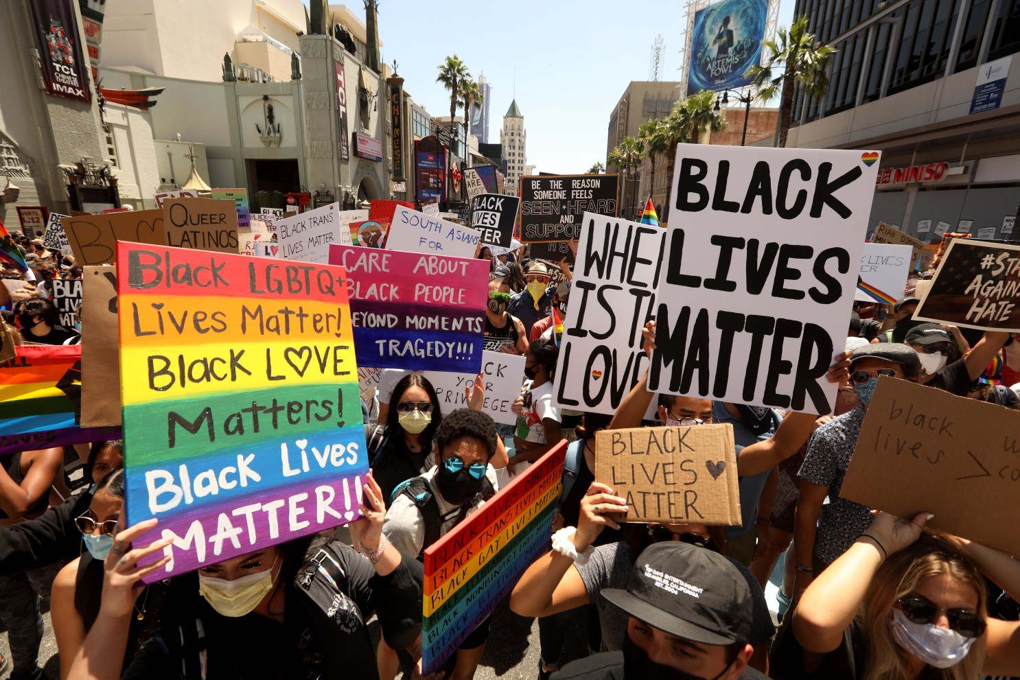 Pripadnici LGBT i Black Lives Matter pokreta tokom obeležavanja Meseca ponosa u Holivudu, 14. jun 2020. (Foto: Genaro Molina/Los Angeles Times)