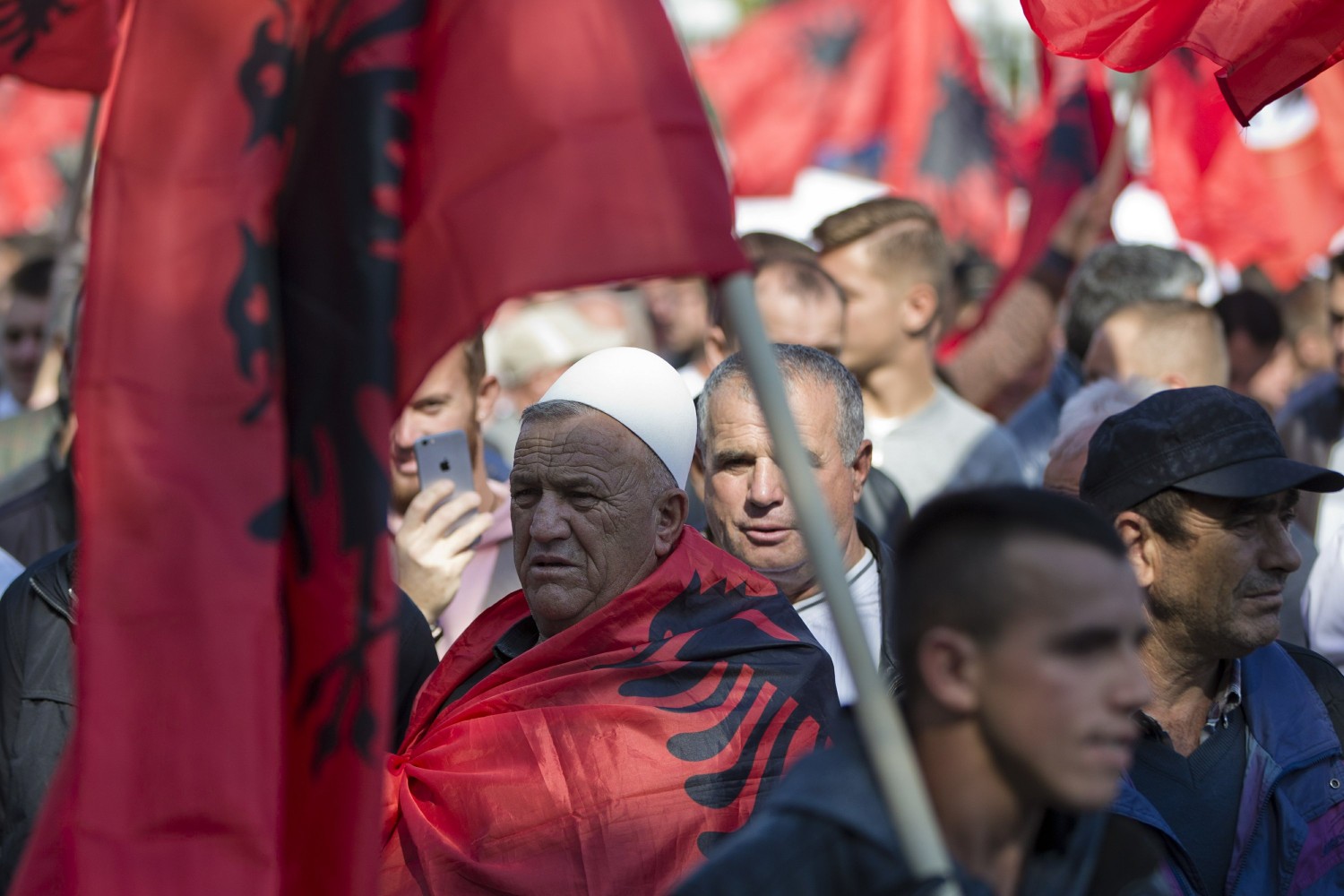Kosovski Albanci sa albanskim zastavama tokom jednog protesta u Prištini, 29. septembar 2018. (Foto: AP Photo/Visar Kryeziu)