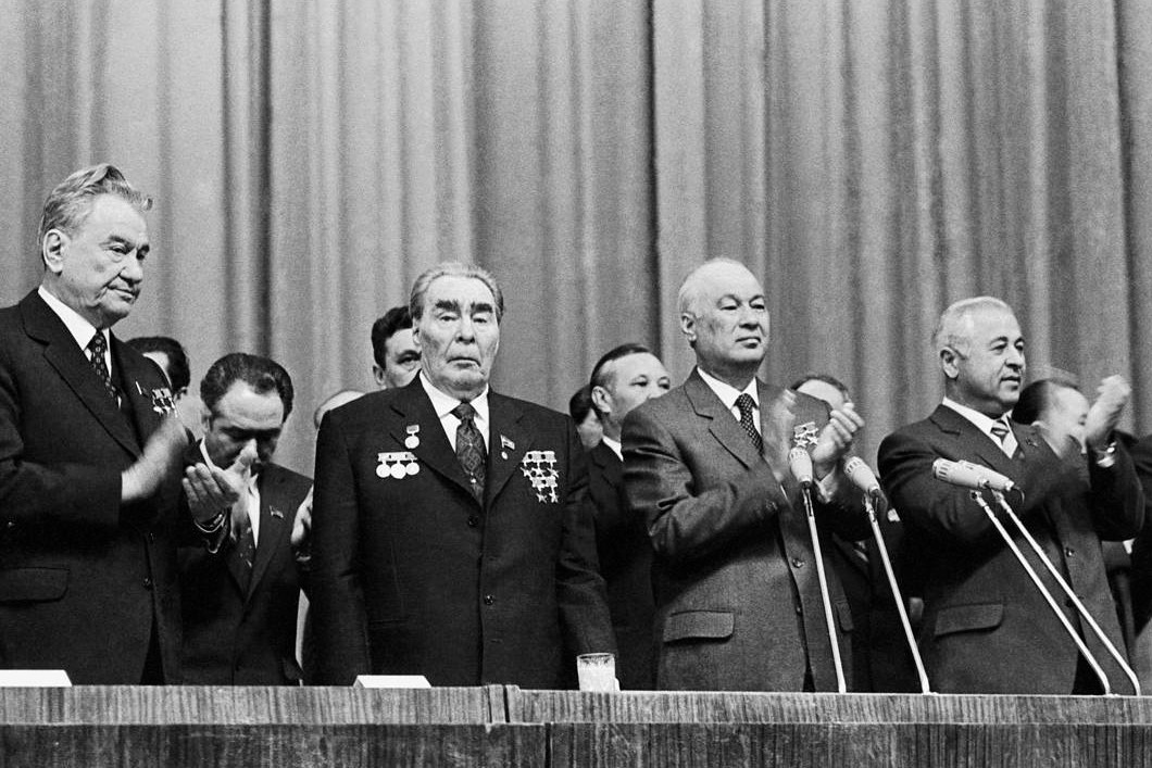 Sovjetski lider Leonid Iljič Brežnjev sa ostalim sovjetskim funkcionerima tokom svečane sednice u Taškentu, 25. mart 1982. (Foto: Vladimir Musaэlьяn/TASS)