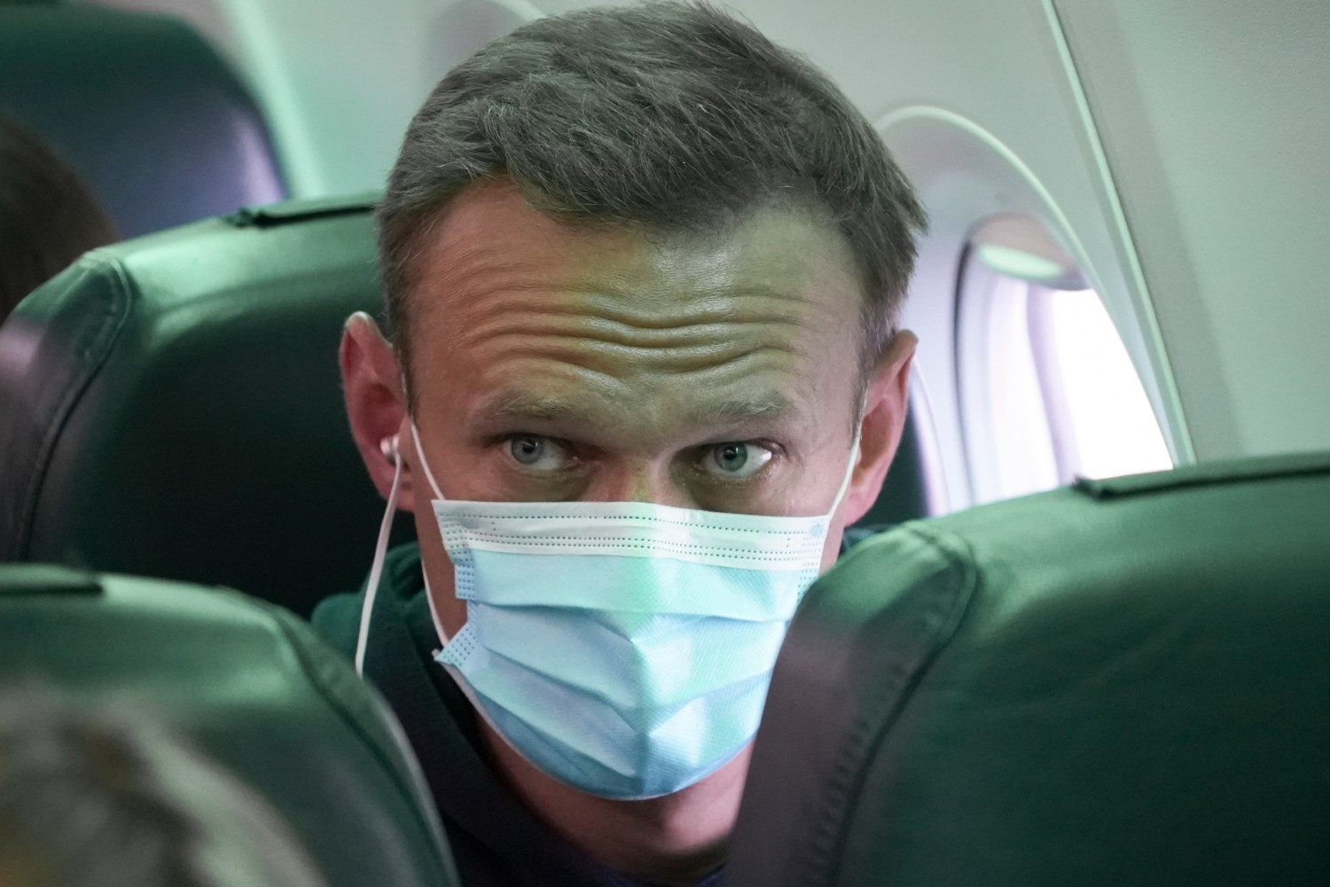 Ruski opozicioni lider Aleksej Navaljni u avionu na aerodromu u Berlinu nepsoredno pre poletanja za Moskvu, 17. januar 2021. (Foto: AP Photo/Mstyslav Chernov)