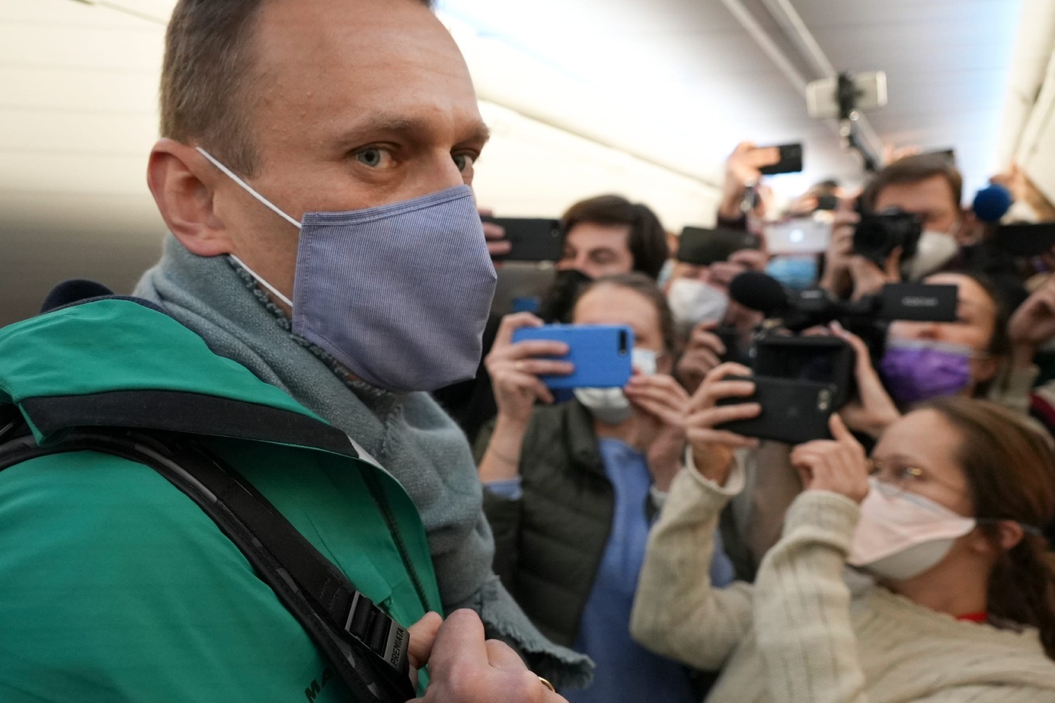 Ruski opozicioni lider Aleksej Navaljni okružen novinarima u avionu na aerodromu u Berlinu neposredno pre leta za Moskvu, 17. januar 2021. (Foto: AP Photo/Mstyslav Chernov)
