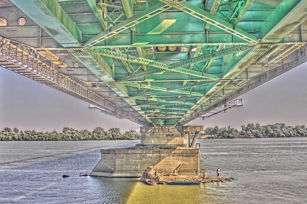 Pogled na konstrukciju Pančevačkog mosta i Dunav ispod njega (Foto: Wikimedia/Mihajlo Anđelković, CC BY-SA 3.0)