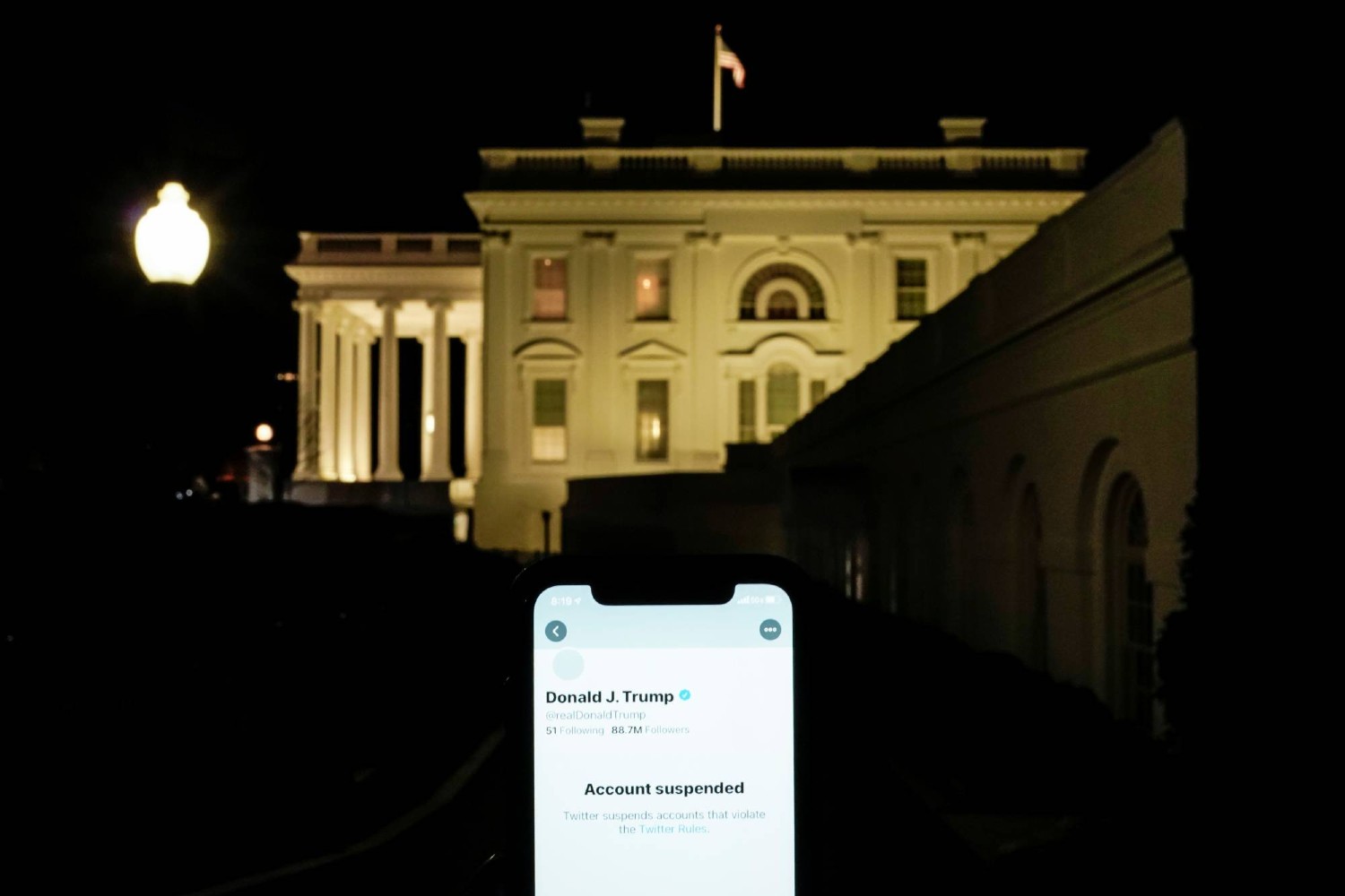 Ilustracija koja prikazuje suspendovani Tviter nalog Donalda Trampa na smartfonu ispred Bele kuće u Vašingtonu (Foto: Reuters/Joshua Roberts)