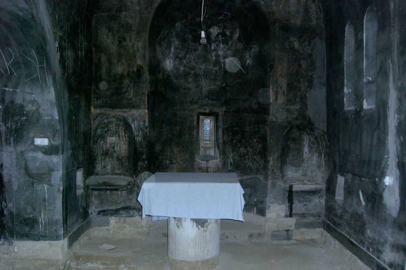 Oskrnavljene freske i unutrašnjost manastira Devič tokom Martovskog pogroma 2004. (Foto: Wikimedia/pictureskosovo.free.fr)