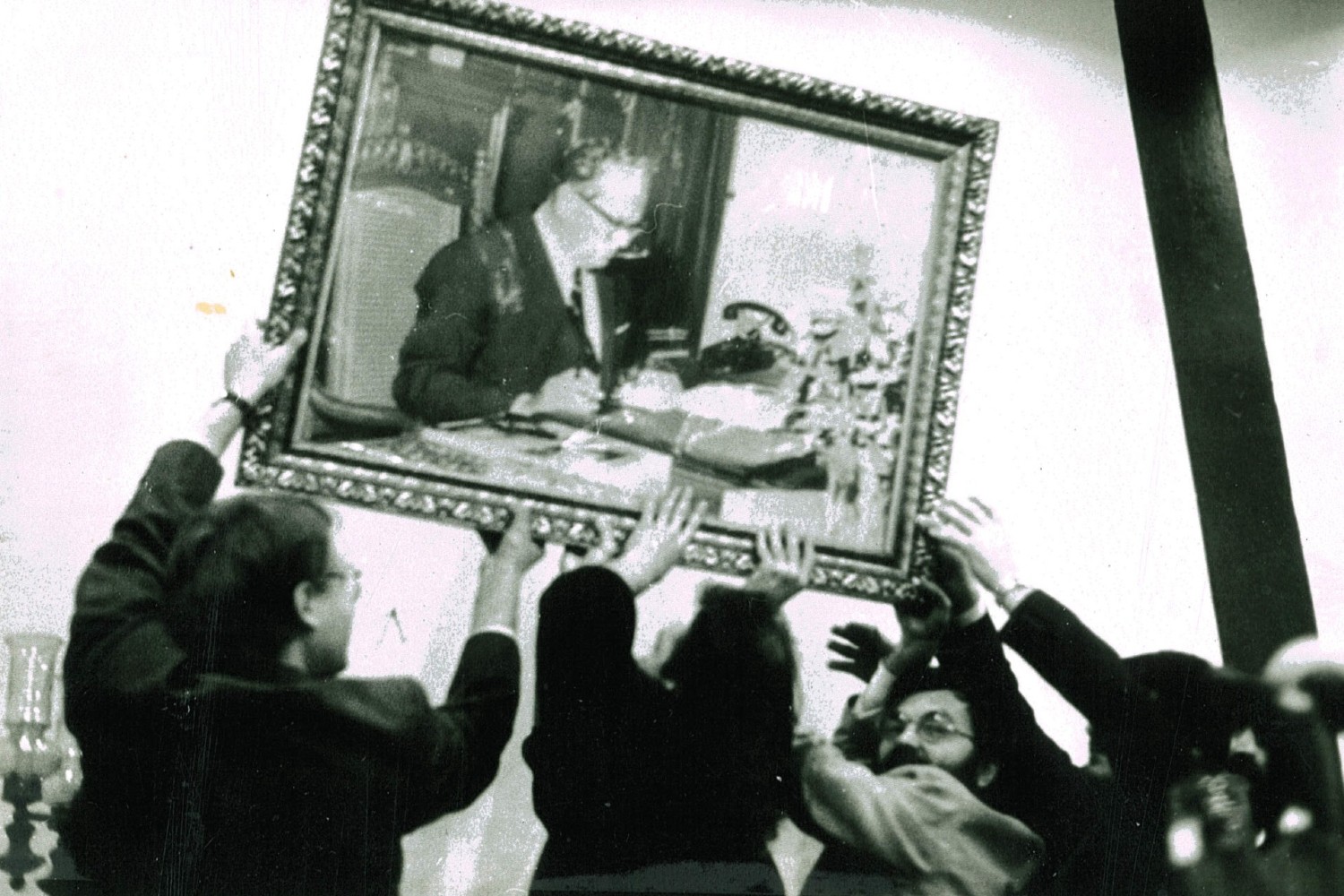 Војислав Шешељ (слева) и Вук Драшковић (у средини) скидају Титову слику у Дому инжењера и техничара у Београду 15. марта 1990. (Фото: Wikimedia/MK GRAF, CC BY-SA 3.0) 