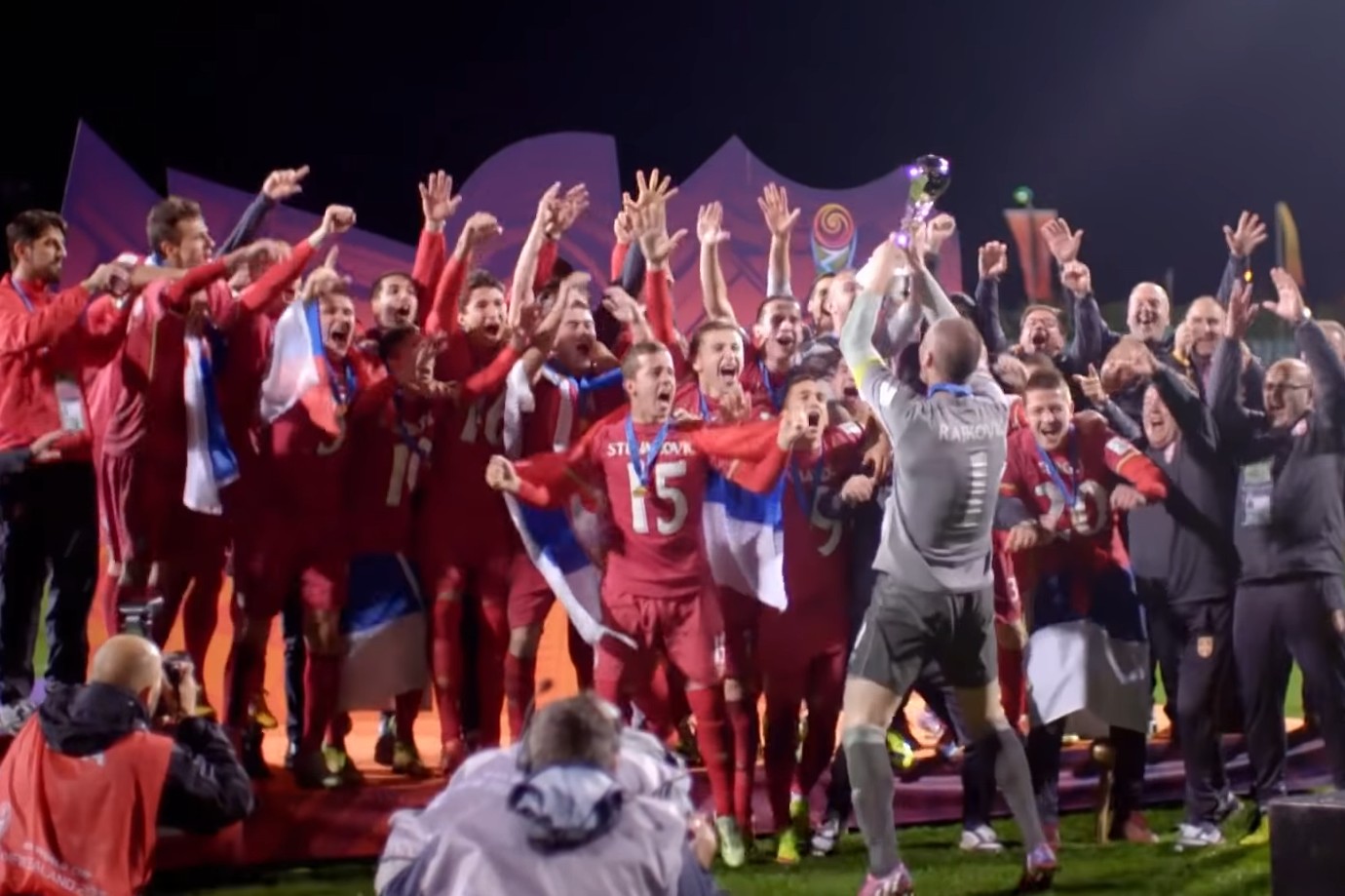 Omladinski reprezentativci Srbije (U-20) tokom proslave titule svetskog šampiona u fudbalu, Ouklend (Novi Zeland), 20. jun 2015. (Foto: Snimak ekrana/Jutjub/FIFATV)